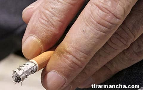 Como tirar mancha de cigarro dos dedos