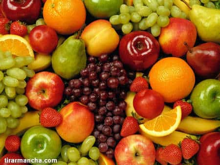 Imagem com pêssegos, frutas, laranja, maça, como tirar mancha de suco de laranja da roupa