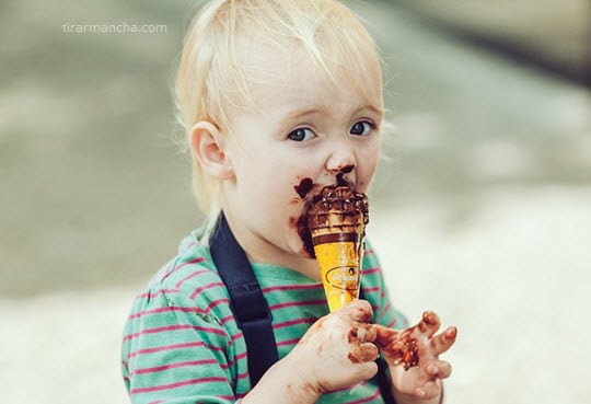 Criança tomando sorvete, como tirar mancha de sorvete