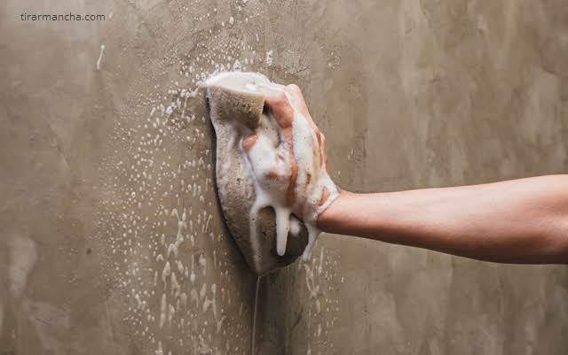 Como tirar mancha de mofo da parede com água sanitária e detergente