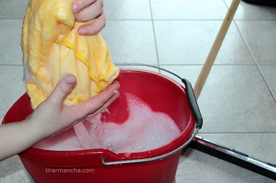 Como tirar mancha de creme azedo do carpete - balde com sabão e água
