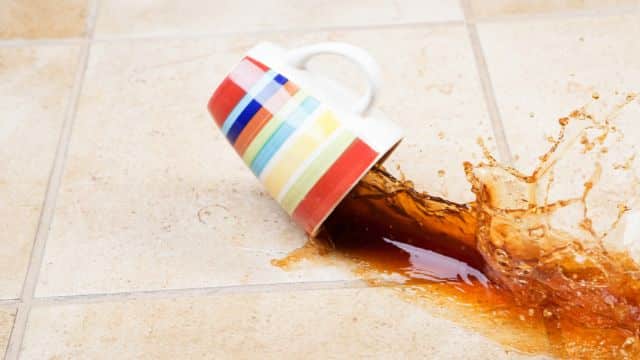 Como fazer para tirar mancha de café do azulejo